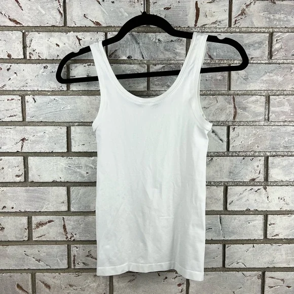 Hanro | Black and White Tanks - Picture 6 of 14